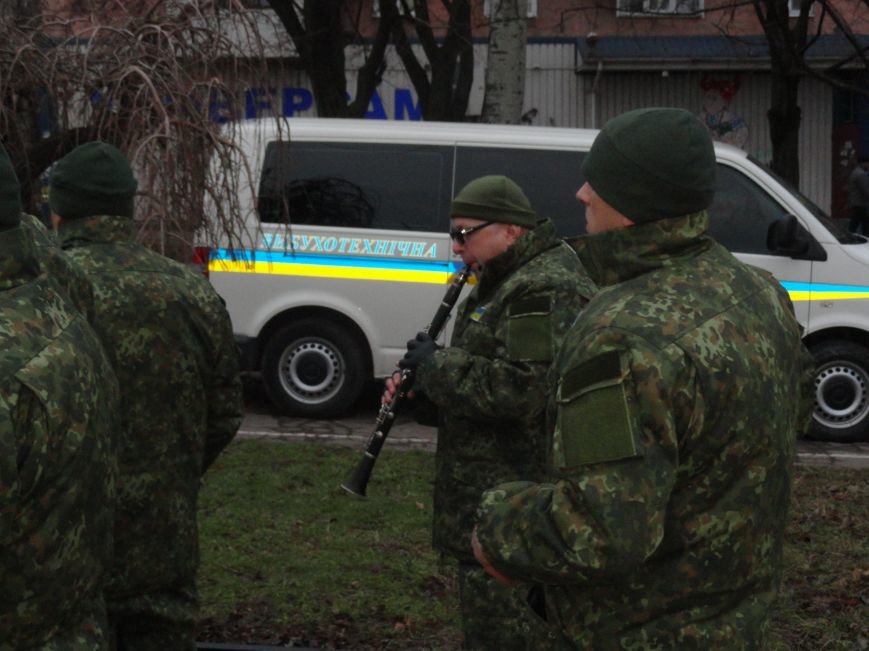 В мариуполе на площади имени Комсомола репетировали марш, искали взрывчатку (ФОТОРЕПОРТАЖ) (фото) - фото 1 В мариуполе на площади имени Комсомола репетировали марш, искали взрывчатку (ФОТОРЕПОРТАЖ) (фото) - фото 1
