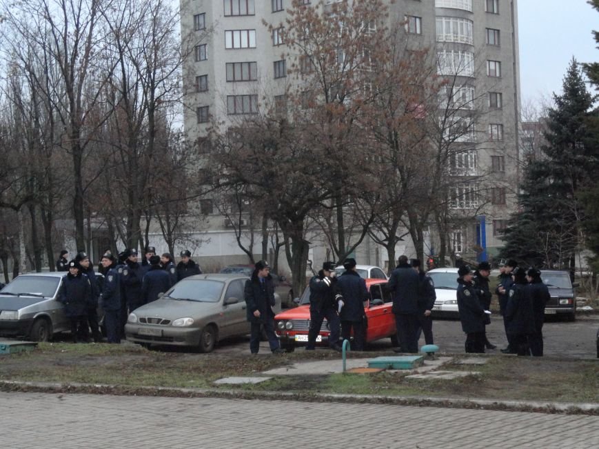 В мариуполе на площади имени Комсомола репетировали марш, искали взрывчатку (ФОТОРЕПОРТАЖ) (фото) - фото 1 В мариуполе на площади имени Комсомола репетировали марш, искали взрывчатку (ФОТОРЕПОРТАЖ) (фото) - фото 1