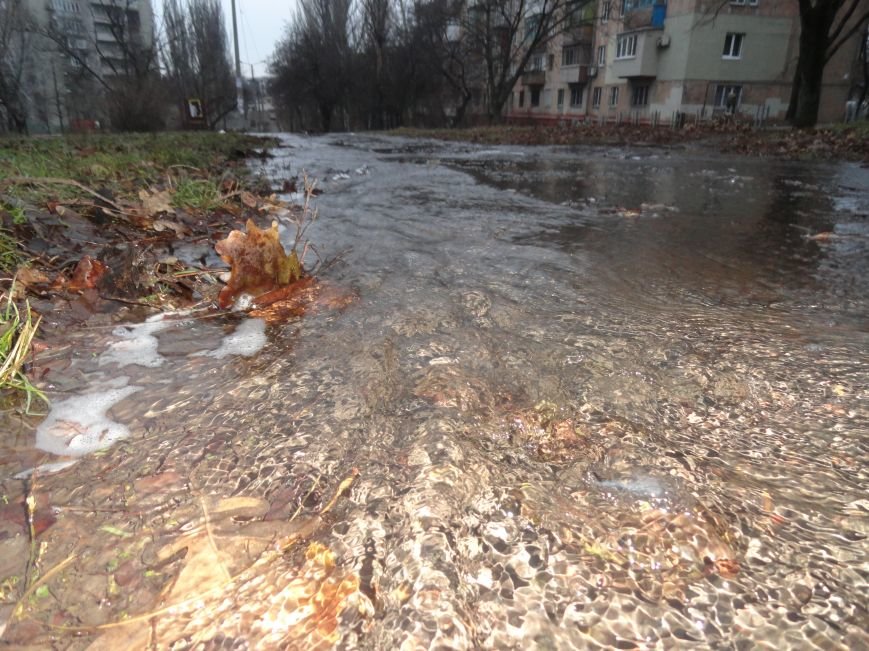 В Мариуполе бульвар превращен в реку (ФОТОФАКТ) (фото) - фото 1 В Мариуполе бульвар превращен в реку (ФОТОФАКТ) (фото) - фото 1