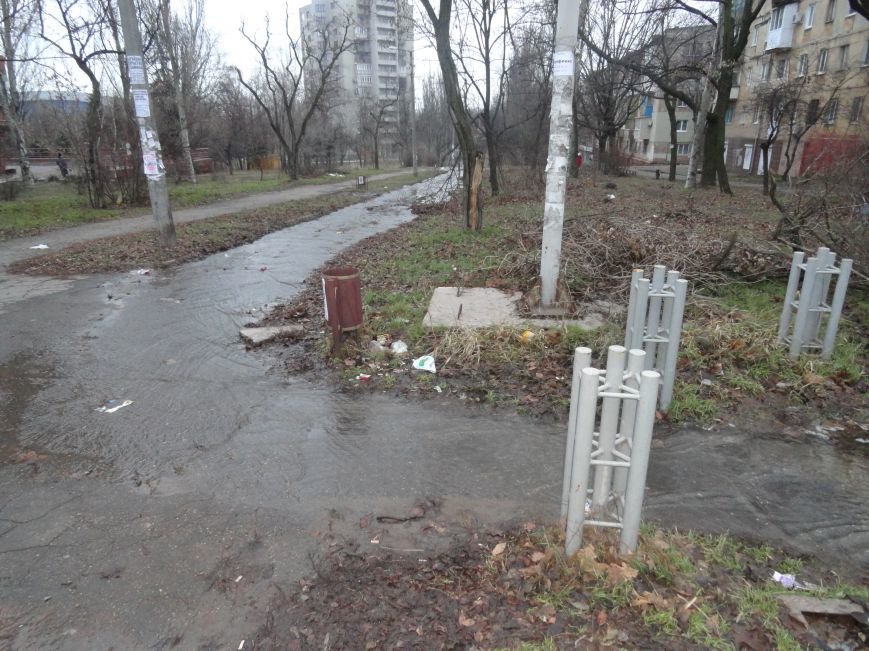 В Мариуполе бульвар превращен в реку (ФОТОФАКТ) (фото) - фото 1 В Мариуполе бульвар превращен в реку (ФОТОФАКТ) (фото) - фото 1