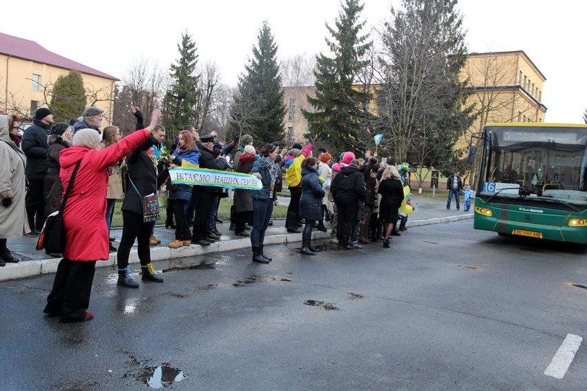 У Львові Героїв АТО зустріли вдома зі сльозами та хвилиною мовчання за побратимами, які вже не повернуться (ФОТОРЕПОТАЖ) (фото) - фото 11 У Львові Героїв АТО зустріли вдома зі сльозами та хвилиною мовчання за побратимами, які вже не повернуться (ФОТОРЕПОТАЖ) (фото) - фото 11