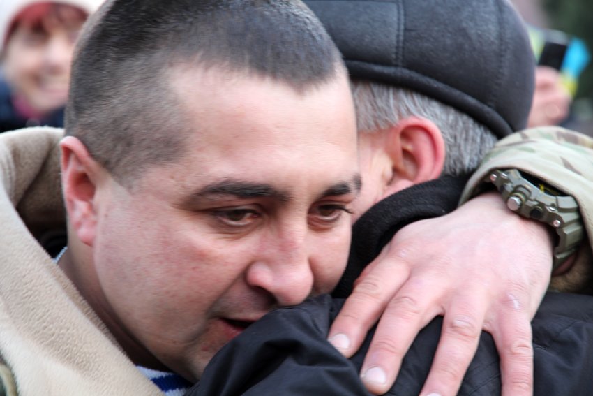 У Львові Героїв АТО зустріли вдома зі сльозами та хвилиною мовчання за побратимами, які вже не повернуться (ФОТОРЕПОТАЖ) (фото) - фото 15 У Львові Героїв АТО зустріли вдома зі сльозами та хвилиною мовчання за побратимами, які вже не повернуться (ФОТОРЕПОТАЖ) (фото) - фото 15