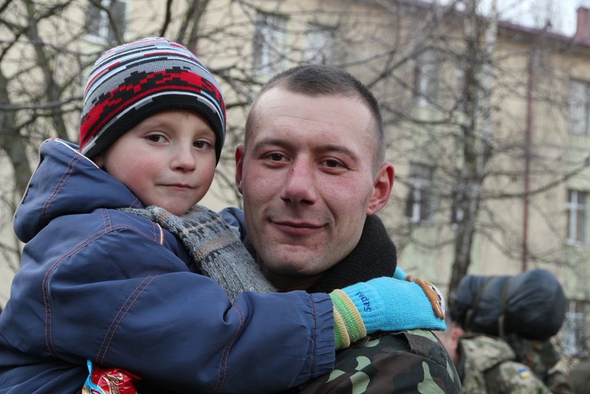 У Львові Героїв АТО зустріли вдома зі сльозами та хвилиною мовчання за побратимами, які вже не повернуться (ФОТОРЕПОТАЖ) (фото) - фото 14 У Львові Героїв АТО зустріли вдома зі сльозами та хвилиною мовчання за побратимами, які вже не повернуться (ФОТОРЕПОТАЖ) (фото) - фото 14