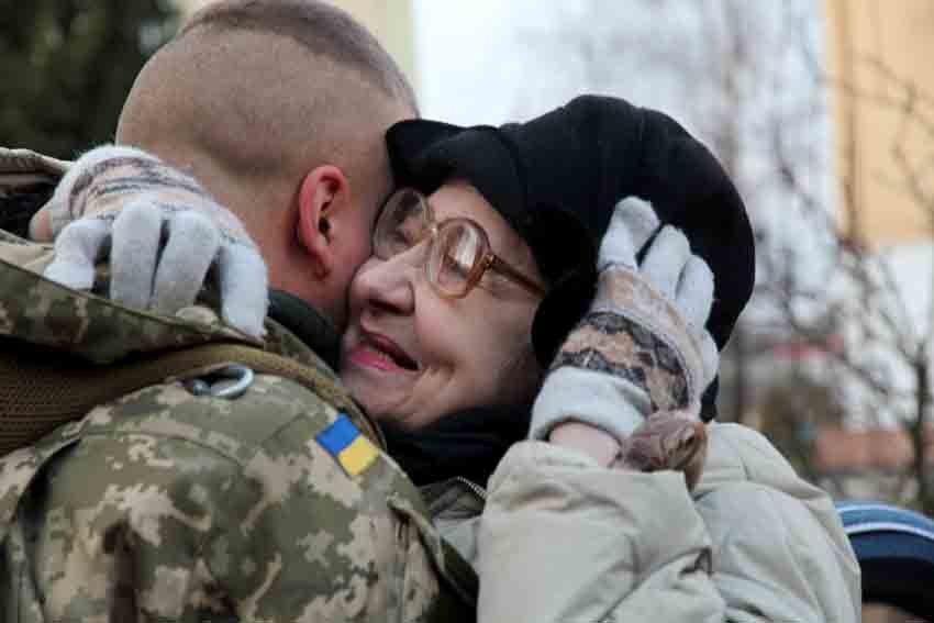 У Львові Героїв АТО зустріли вдома зі сльозами та хвилиною мовчання за побратимами, які вже не повернуться (ФОТОРЕПОТАЖ) (фото) - фото 6 У Львові Героїв АТО зустріли вдома зі сльозами та хвилиною мовчання за побратимами, які вже не повернуться (ФОТОРЕПОТАЖ) (фото) - фото 6