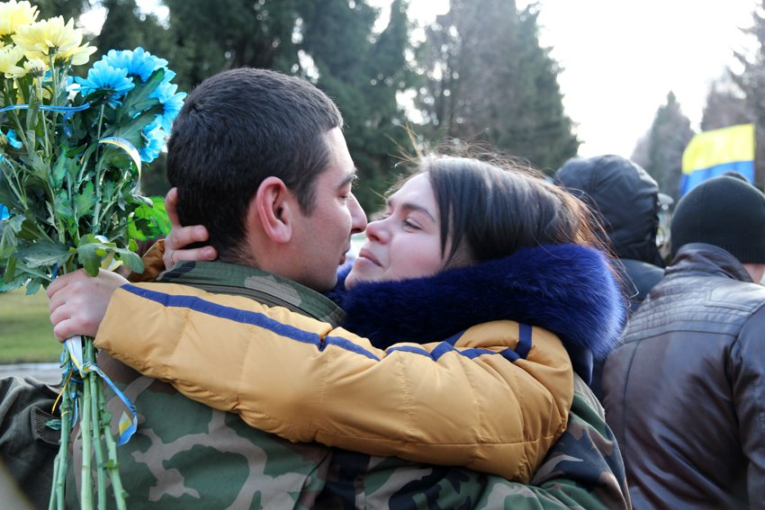 У Львові Героїв АТО зустріли вдома зі сльозами та хвилиною мовчання за побратимами, які вже не повернуться (ФОТОРЕПОТАЖ) (фото) - фото 20 У Львові Героїв АТО зустріли вдома зі сльозами та хвилиною мовчання за побратимами, які вже не повернуться (ФОТОРЕПОТАЖ) (фото) - фото 20
