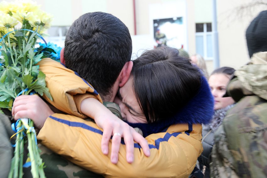 У Львові Героїв АТО зустріли вдома зі сльозами та хвилиною мовчання за побратимами, які вже не повернуться (ФОТОРЕПОТАЖ) (фото) - фото 21 У Львові Героїв АТО зустріли вдома зі сльозами та хвилиною мовчання за побратимами, які вже не повернуться (ФОТОРЕПОТАЖ) (фото) - фото 21
