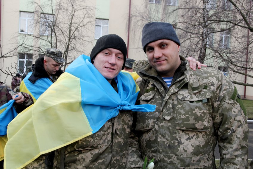 У Львові Героїв АТО зустріли вдома зі сльозами та хвилиною мовчання за побратимами, які вже не повернуться (ФОТОРЕПОТАЖ) (фото) - фото 12 У Львові Героїв АТО зустріли вдома зі сльозами та хвилиною мовчання за побратимами, які вже не повернуться (ФОТОРЕПОТАЖ) (фото) - фото 12