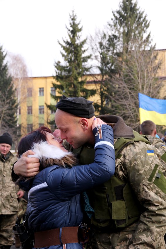 У Львові Героїв АТО зустріли вдома зі сльозами та хвилиною мовчання за побратимами, які вже не повернуться (ФОТОРЕПОТАЖ) (фото) - фото 22 У Львові Героїв АТО зустріли вдома зі сльозами та хвилиною мовчання за побратимами, які вже не повернуться (ФОТОРЕПОТАЖ) (фото) - фото 22