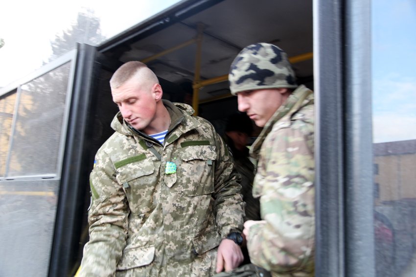 У Львові Героїв АТО зустріли вдома зі сльозами та хвилиною мовчання за побратимами, які вже не повернуться (ФОТОРЕПОТАЖ) (фото) - фото 9 У Львові Героїв АТО зустріли вдома зі сльозами та хвилиною мовчання за побратимами, які вже не повернуться (ФОТОРЕПОТАЖ) (фото) - фото 9