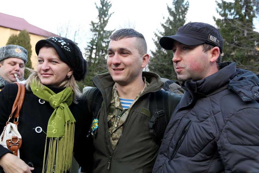 У Львові Героїв АТО зустріли вдома зі сльозами та хвилиною мовчання за побратимами, які вже не повернуться (ФОТОРЕПОТАЖ) (фото) - фото 3 У Львові Героїв АТО зустріли вдома зі сльозами та хвилиною мовчання за побратимами, які вже не повернуться (ФОТОРЕПОТАЖ) (фото) - фото 3
