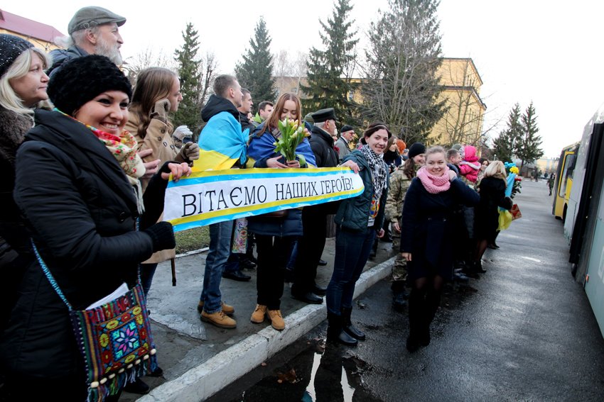 У Львові Героїв АТО зустріли вдома зі сльозами та хвилиною мовчання за побратимами, які вже не повернуться (ФОТОРЕПОТАЖ) (фото) - фото 10 У Львові Героїв АТО зустріли вдома зі сльозами та хвилиною мовчання за побратимами, які вже не повернуться (ФОТОРЕПОТАЖ) (фото) - фото 10