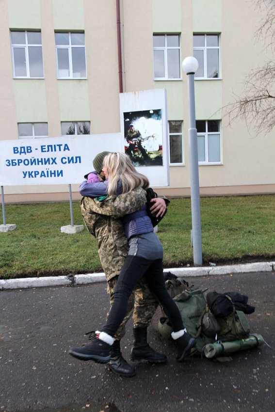 У Львові Героїв АТО зустріли вдома зі сльозами та хвилиною мовчання за побратимами, які вже не повернуться (ФОТОРЕПОТАЖ) (фото) - фото 24 У Львові Героїв АТО зустріли вдома зі сльозами та хвилиною мовчання за побратимами, які вже не повернуться (ФОТОРЕПОТАЖ) (фото) - фото 24