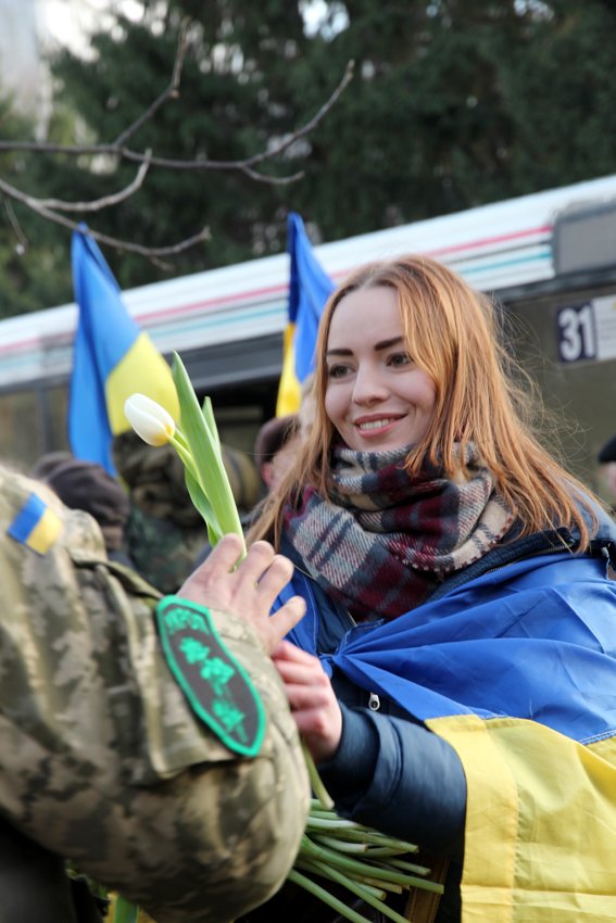 У Львові Героїв АТО зустріли вдома зі сльозами та хвилиною мовчання за побратимами, які вже не повернуться (ФОТОРЕПОТАЖ) (фото) - фото 19 У Львові Героїв АТО зустріли вдома зі сльозами та хвилиною мовчання за побратимами, які вже не повернуться (ФОТОРЕПОТАЖ) (фото) - фото 19