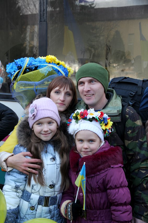 У Львові Героїв АТО зустріли вдома зі сльозами та хвилиною мовчання за побратимами, які вже не повернуться (ФОТОРЕПОТАЖ) (фото) - фото 18 У Львові Героїв АТО зустріли вдома зі сльозами та хвилиною мовчання за побратимами, які вже не повернуться (ФОТОРЕПОТАЖ) (фото) - фото 18
