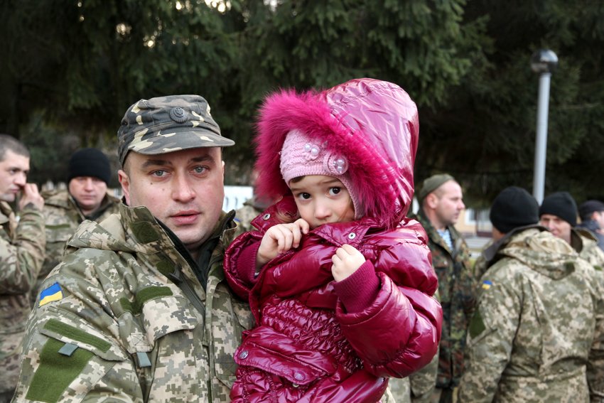 У Львові Героїв АТО зустріли вдома зі сльозами та хвилиною мовчання за побратимами, які вже не повернуться (ФОТОРЕПОТАЖ) (фото) - фото 3 У Львові Героїв АТО зустріли вдома зі сльозами та хвилиною мовчання за побратимами, які вже не повернуться (ФОТОРЕПОТАЖ) (фото) - фото 3