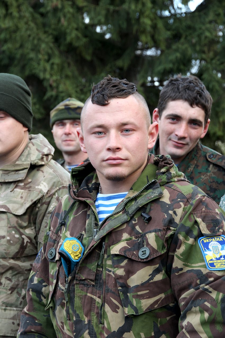 У Львові Героїв АТО зустріли вдома зі сльозами та хвилиною мовчання за побратимами, які вже не повернуться (ФОТОРЕПОТАЖ) (фото) - фото 3 У Львові Героїв АТО зустріли вдома зі сльозами та хвилиною мовчання за побратимами, які вже не повернуться (ФОТОРЕПОТАЖ) (фото) - фото 3