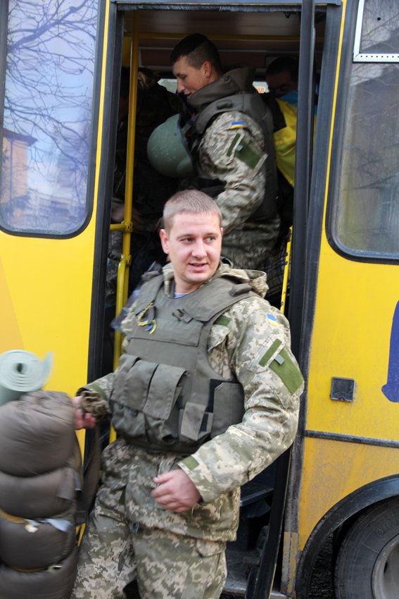 У Львові Героїв АТО зустріли вдома зі сльозами та хвилиною мовчання за побратимами, які вже не повернуться (ФОТОРЕПОТАЖ) (фото) - фото 23 У Львові Героїв АТО зустріли вдома зі сльозами та хвилиною мовчання за побратимами, які вже не повернуться (ФОТОРЕПОТАЖ) (фото) - фото 23