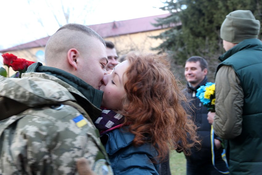 У Львові Героїв АТО зустріли вдома зі сльозами та хвилиною мовчання за побратимами, які вже не повернуться (ФОТОРЕПОТАЖ) (фото) - фото 5 У Львові Героїв АТО зустріли вдома зі сльозами та хвилиною мовчання за побратимами, які вже не повернуться (ФОТОРЕПОТАЖ) (фото) - фото 5
