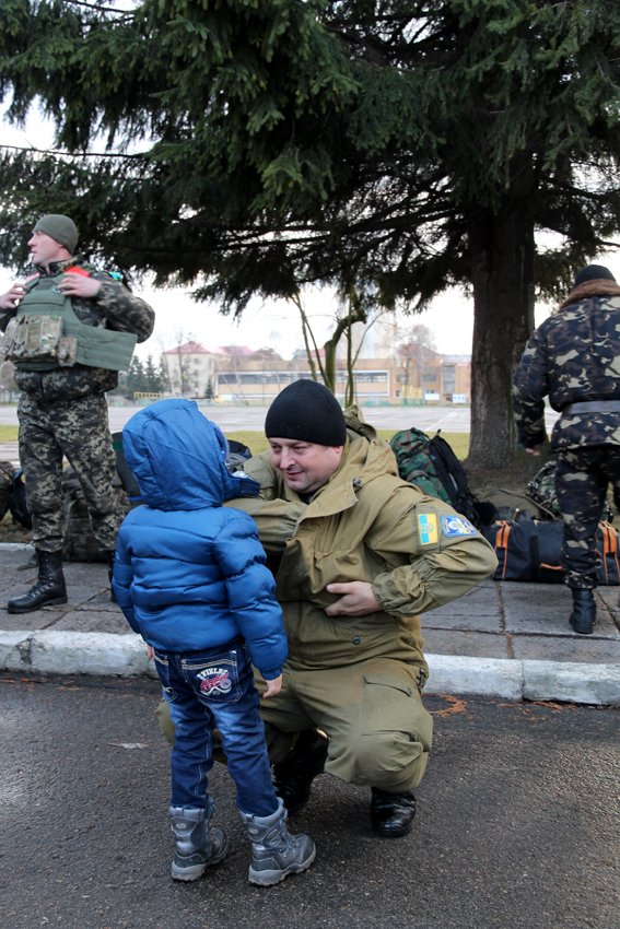 У Львові Героїв АТО зустріли вдома зі сльозами та хвилиною мовчання за побратимами, які вже не повернуться (ФОТОРЕПОТАЖ) (фото) - фото 3 У Львові Героїв АТО зустріли вдома зі сльозами та хвилиною мовчання за побратимами, які вже не повернуться (ФОТОРЕПОТАЖ) (фото) - фото 3