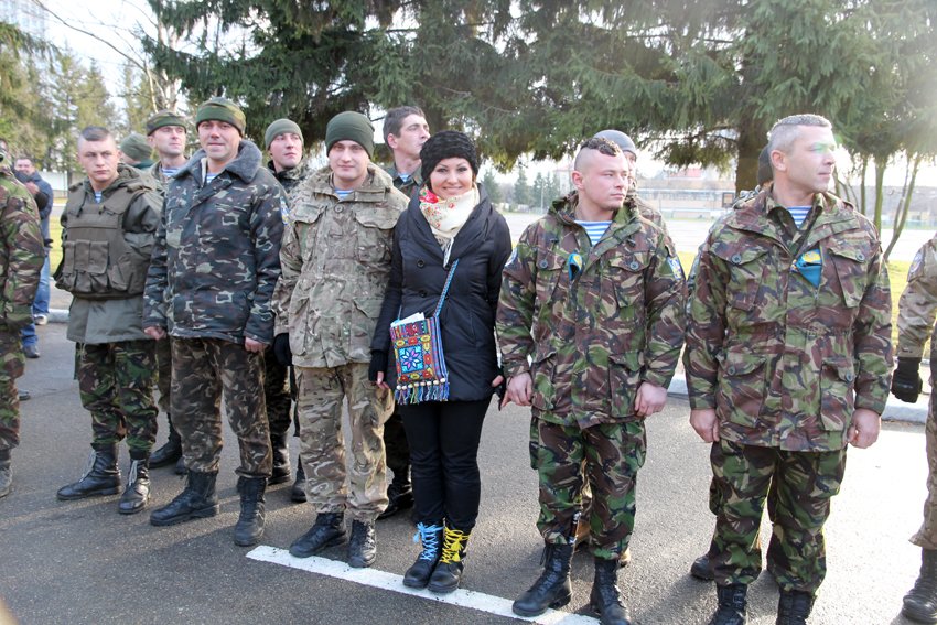У Львові Героїв АТО зустріли вдома зі сльозами та хвилиною мовчання за побратимами, які вже не повернуться (ФОТОРЕПОТАЖ) (фото) - фото 3 У Львові Героїв АТО зустріли вдома зі сльозами та хвилиною мовчання за побратимами, які вже не повернуться (ФОТОРЕПОТАЖ) (фото) - фото 3
