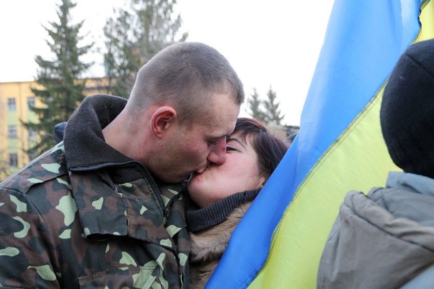 У Львові Героїв АТО зустріли вдома зі сльозами та хвилиною мовчання за побратимами, які вже не повернуться (ФОТОРЕПОТАЖ) (фото) - фото 17 У Львові Героїв АТО зустріли вдома зі сльозами та хвилиною мовчання за побратимами, які вже не повернуться (ФОТОРЕПОТАЖ) (фото) - фото 17
