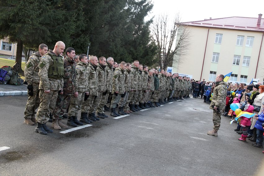 У Львові Героїв АТО зустріли вдома зі сльозами та хвилиною мовчання за побратимами, які вже не повернуться (ФОТОРЕПОТАЖ) (фото) - фото 2 У Львові Героїв АТО зустріли вдома зі сльозами та хвилиною мовчання за побратимами, які вже не повернуться (ФОТОРЕПОТАЖ) (фото) - фото 2