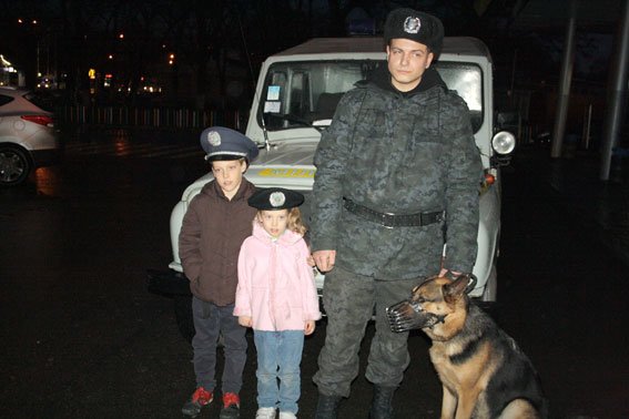 Кременчугских детей научили брать отпечатки пальцев и находить доказательства на месте происшествия (ФОТО) (фото) - фото 1 Кременчугских детей научили брать отпечатки пальцев и находить доказательства на месте происшествия (ФОТО) (фото) - фото 1