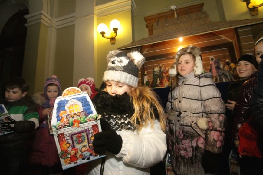 Святий Миколай разом із львівським театром привітали діток, батьки яких служать в АТО (ФОТО) (фото) - фото 1 Святий Миколай разом із львівським театром привітали діток, батьки яких служать в АТО (ФОТО) (фото) - фото 1