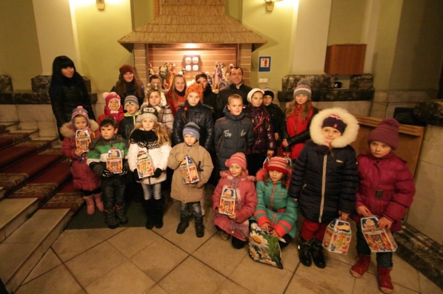Святий Миколай разом із львівським театром привітали діток, батьки яких служать в АТО (ФОТО) (фото) - фото 3 Святий Миколай разом із львівським театром привітали діток, батьки яких служать в АТО (ФОТО) (фото) - фото 3