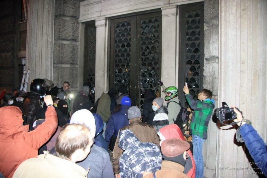 У Львові відреставрували вітражі, які були пошкоджений під час «Ночі гніву» у прокуратурі (ФОТОРЕПОРТАЖ) (фото) - фото 5 У Львові відреставрували вітражі, які були пошкоджений під час «Ночі гніву» у прокуратурі (ФОТОРЕПОРТАЖ) (фото) - фото 5