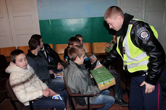 Львівські даівці привітали діток зі школи-інтернату з днем святого Миколая (ФОТО) (фото) - фото 3 Львівські даівці привітали діток зі школи-інтернату з днем святого Миколая (ФОТО) (фото) - фото 3