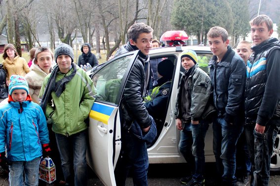 Львівські даівці привітали діток зі школи-інтернату з днем святого Миколая (ФОТО) (фото) - фото 5 Львівські даівці привітали діток зі школи-інтернату з днем святого Миколая (ФОТО) (фото) - фото 5