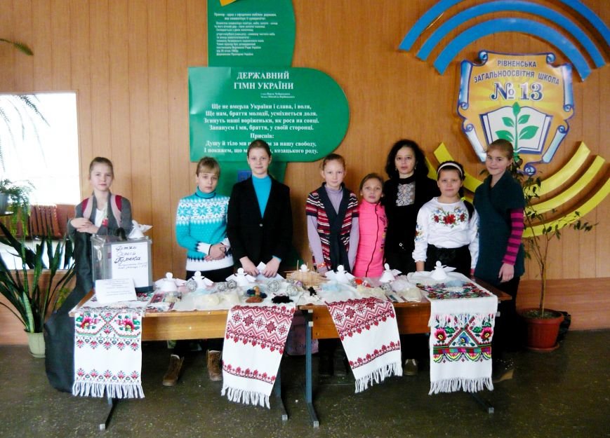 Рівненські школярі провели благодійний ярмарок на підтримку військових (фото) - фото 1 Рівненські школярі провели благодійний ярмарок на підтримку військових (фото) - фото 1