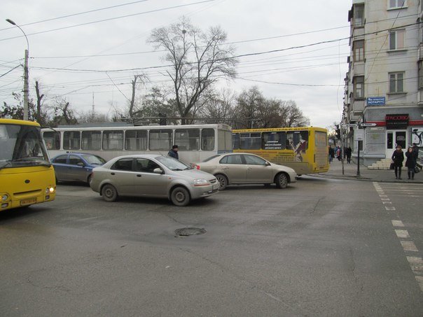 ФОТОФАКТ: В центре Симферополя обесточенный троллейбус перегородил перекресток (фото) - фото 1 ФОТОФАКТ: В центре Симферополя обесточенный троллейбус перегородил перекресток (фото) - фото 1
