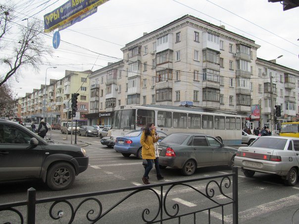 ФОТОФАКТ: В центре Симферополя обесточенный троллейбус перегородил перекресток (фото) - фото 3 ФОТОФАКТ: В центре Симферополя обесточенный троллейбус перегородил перекресток (фото) - фото 3