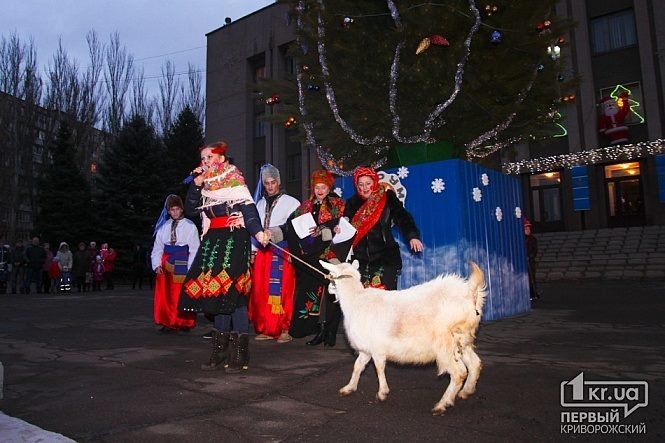В Кривом Роге в день траура чиновники открыли елку с песнями и плясками, школьники записали новогодние поздравления бойцам (фото) - фото 3 В Кривом Роге в день траура чиновники открыли елку с песнями и плясками, школьники записали новогодние поздравления бойцам (фото) - фото 3