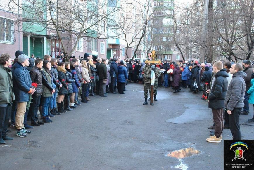 В Кривом Роге в день траура чиновники открыли елку с песнями и пляс... В Кривом Роге в день траура чиновники открыли елку с песнями и плясками, школьники записали новогодние поздравления бойцам (фото) - фото 2