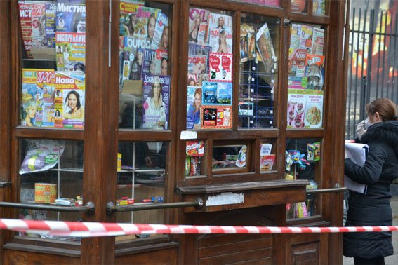 Правоохоронці виклали в мережу фото із місця смерті жінки у газетному кіоску (ФОТО) (фото) - фото 1 Правоохоронці виклали в мережу фото із місця смерті жінки у газетному кіоску (ФОТО) (фото) - фото 1