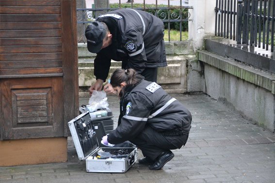 Правоохоронці виклали в мережу фото із місця смерті жінки у газетному кіоску (ФОТО) (фото) - фото 1 Правоохоронці виклали в мережу фото із місця смерті жінки у газетному кіоску (ФОТО) (фото) - фото 1