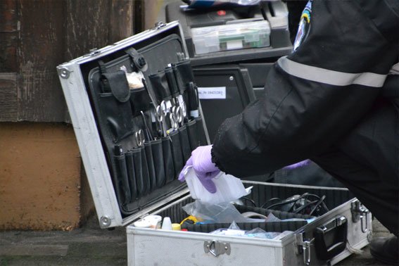 Правоохоронці виклали в мережу фото із місця смерті жінки у газетному кіоску (ФОТО) (фото) - фото 1 Правоохоронці виклали в мережу фото із місця смерті жінки у газетному кіоску (ФОТО) (фото) - фото 1