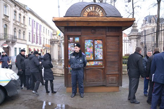 Правоохоронці виклали в мережу фото із місця смерті жінки у газетному кіоску (ФОТО) (фото) - фото 1 Правоохоронці виклали в мережу фото із місця смерті жінки у газетному кіоску (ФОТО) (фото) - фото 1