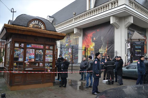Правоохоронці виклали в мережу фото із місця смерті жінки у газетному кіоску (ФОТО) (фото) - фото 1 Правоохоронці виклали в мережу фото із місця смерті жінки у газетному кіоску (ФОТО) (фото) - фото 1