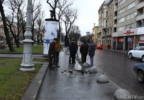 Провал бруківки у центрі Львова ліквідували (ФОТО) (фото) - фото 1 Провал бруківки у центрі Львова ліквідували (ФОТО) (фото) - фото 1