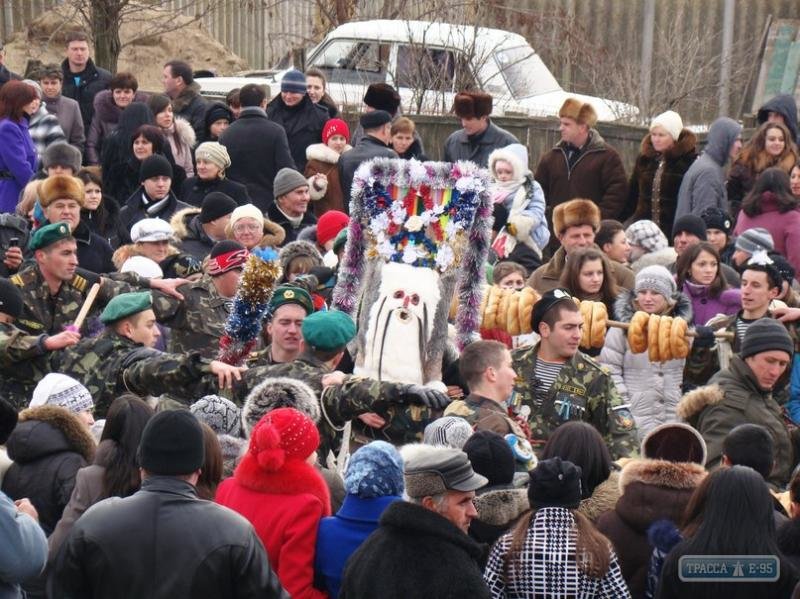 В Одесской области сельчане с шаманом перекрыли трассу и требуют выкуп с машин (ФОТО) (фото) - фото 1 В Одесской области сельчане с шаманом перекрыли трассу и требуют выкуп с машин (ФОТО) (фото) - фото 1