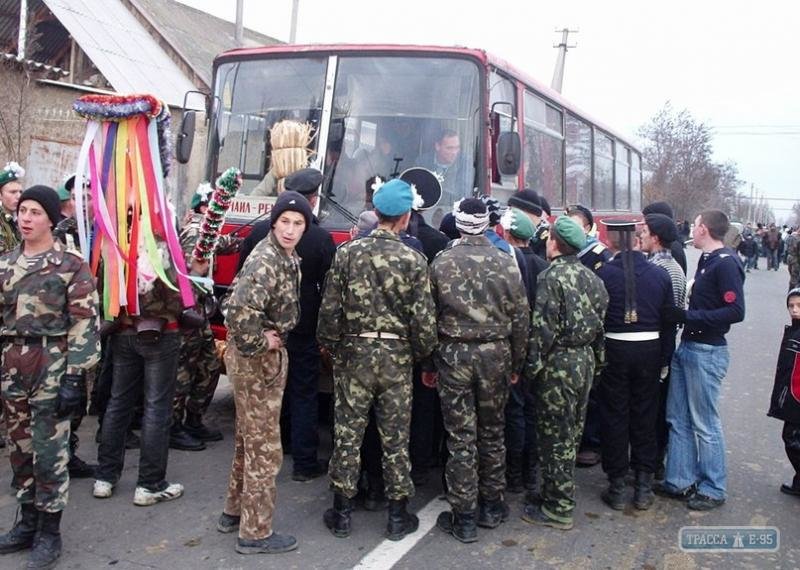 В Одесской области сельчане с шаманом перекрыли трассу и требуют выкуп с машин (ФОТО) (фото) - фото 1 В Одесской области сельчане с шаманом перекрыли трассу и требуют выкуп с машин (ФОТО) (фото) - фото 1