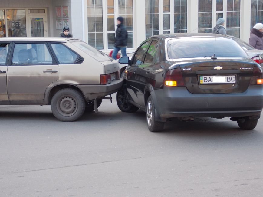 В Кировограде на Шевченко произошло два ДТП (фото) (фото) - фото 1 В Кировограде на Шевченко произошло два ДТП (фото) (фото) - фото 1