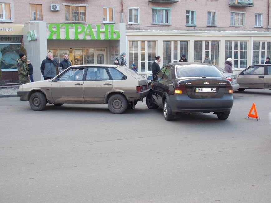 В Кировограде на Шевченко произошло два ДТП (фото) (фото) - фото 1 В Кировограде на Шевченко произошло два ДТП (фото) (фото) - фото 1