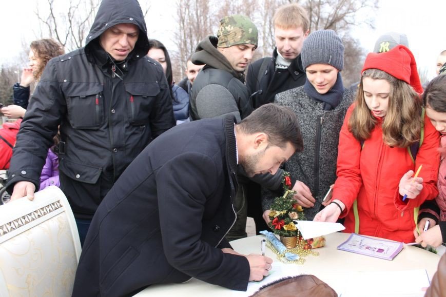 В Кривом Роге неожиданно под горисполком завезли бетонные блоки для... В Кривом Роге неожиданно под горисполком завезли бетонные блоки для памятника, а распространителей «Новороссии» могут отпустить (фото) - фото 4