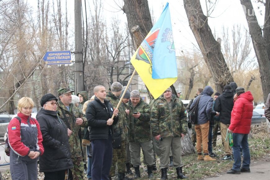 В Кривом Роге неожиданно под горисполком завезли бетонные блоки для... В Кривом Роге неожиданно под горисполком завезли бетонные блоки для памятника, а распространителей «Новороссии» могут отпустить (фото) - фото 3