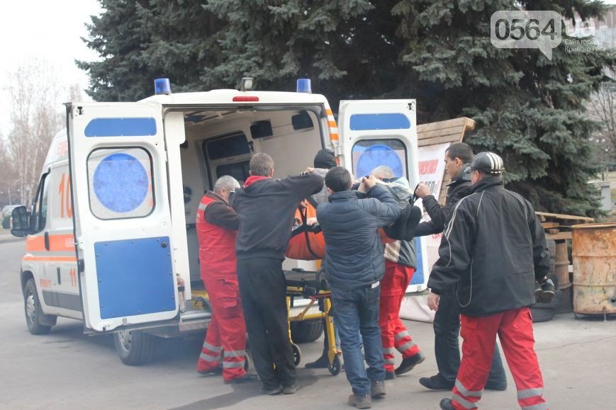 В Кривом Роге неожиданно под горисполком завезли бетонные блоки для... В Кривом Роге неожиданно под горисполком завезли бетонные блоки для памятника, а распространителей «Новороссии» могут отпустить (фото) - фото 2